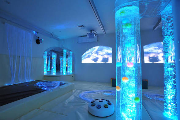 Sala multisensorial contemporánea con recursos de luz, textura y sonido