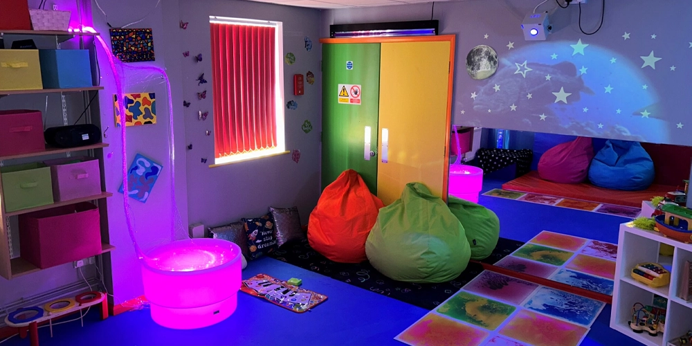 Persona explorando recursos multisensoriales de luz y textura